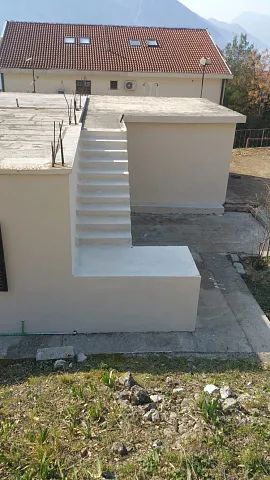 Zum Verkauf steht ein Haus mit großem Grundstück in Dobrota, — photo 38